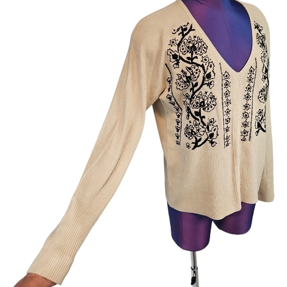 BCBGMaxazaria Beige Silk Blend V-Neck Sweater Black Floral Embroidery Medium - Picture 5 of 9